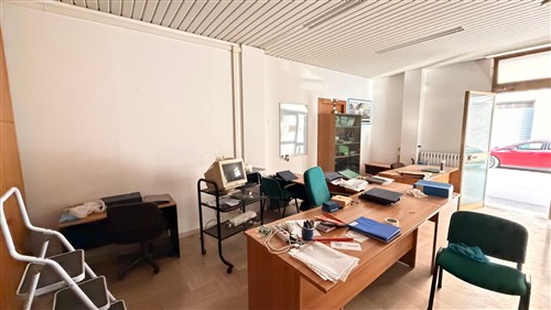 Locale Angolare, Ottima Visibilit&agrave;, 2 vetrine, Ideale Come Studio.